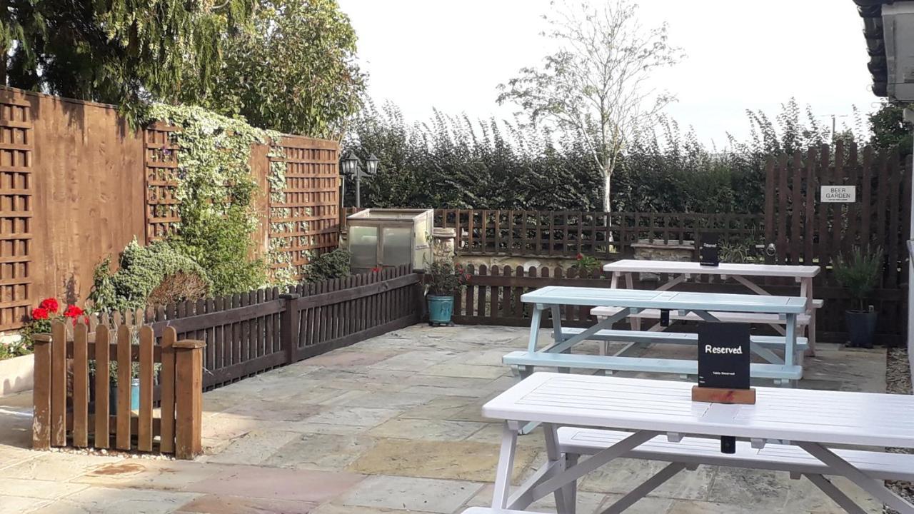 The King & Queen Longcot Exterior photo